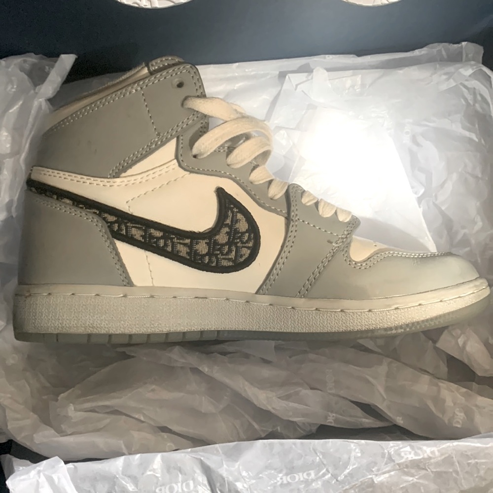 Dior air Jordon women’s 7..5 comes with all